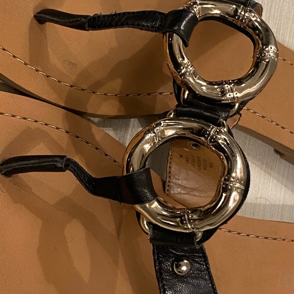 Nine West Chic Black Leather Thong Sandals Gold Accent Size 10 - Picture 4 of 9